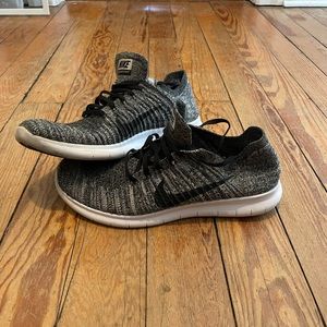 Mens Nike free run (Size 10)